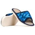 pantofle-kapcie-klapki-damskie-skorzane-hausschuhe-slippers-tøfler-tossut-happyfeet-kwiat-flower-niebieski-blue.jpeg