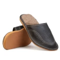 pantofle-kapcie-klapki-meskie-skorzane-zimowe-winter-ocieplane-welna-hausschuhe-slippers-tøfler-tossut-happyfeet-czarny-black.jpeg