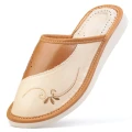 pantofle-kapcie-klapki-damskie-skorzane-hausschuhe-slippers-tøfler-tossut-happyfeet-brazowy-brown-bialy-white.jpeg