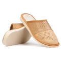pantofle-kapcie-klapki-damskie-skorzane-hausschuhe-slippers-tøfler-tossut-happyfeet-brazowy-brown.jpeg