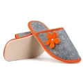 pantofle-kapcie-klapki-damskie-skorzane-hausschuhe-slippers-tøfler-tossut-happyfeet-szary-grey-pomaranczowy-orange.jpeg