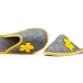 pantofle-kapcie-klapki-damskie-skorzane-hausschuhe-slippers-tøfler-tossut-happyfeet-szary-grey-zolty-yellow.jpeg