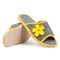 pantofle-kapcie-klapki-damskie-skorzane-hausschuhe-slippers-tøfler-tossut-happyfeet-szary-grey-zolty-yellow.jpeg